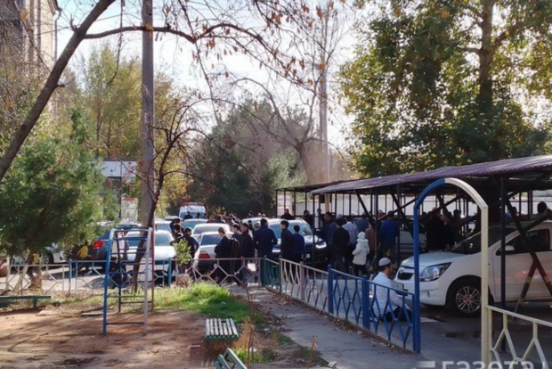 В Ташкенте во время пятничной молитвы скончался мужчина, карета скорой помощи не могла подъехать к месту из-за припаркованных авто
