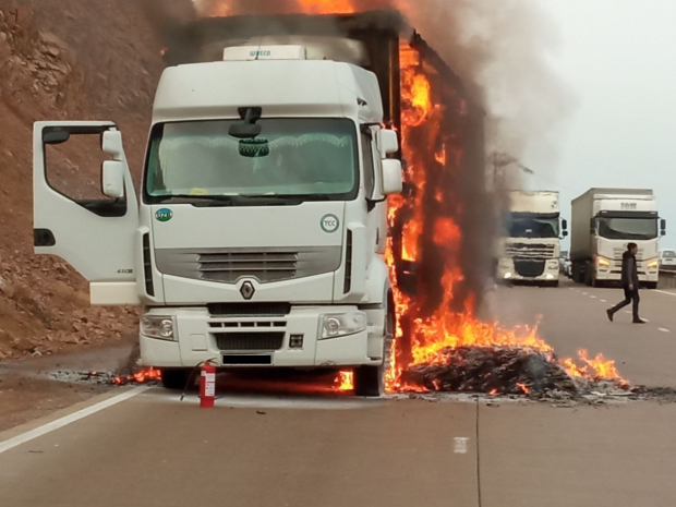 На перевале Камчик загорелся грузовик — видео