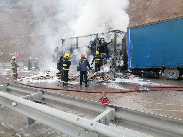 На перевале Камчик загорелся грузовик — видео