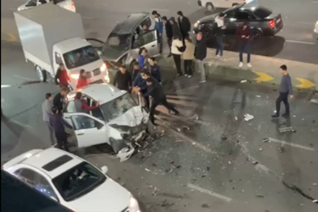 В Ташкенте столкнулись две легковушки, есть пострадавшие — видео