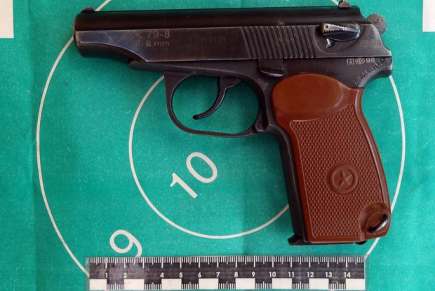 В Петербурге задержали подростков, которые ограбили пункт выдачи и стреляли по мальчику из Узбекистана