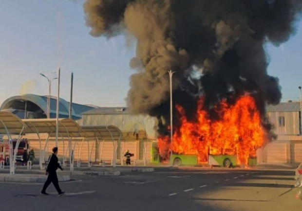 В Ташкенте сгорел очередной автобус — видео