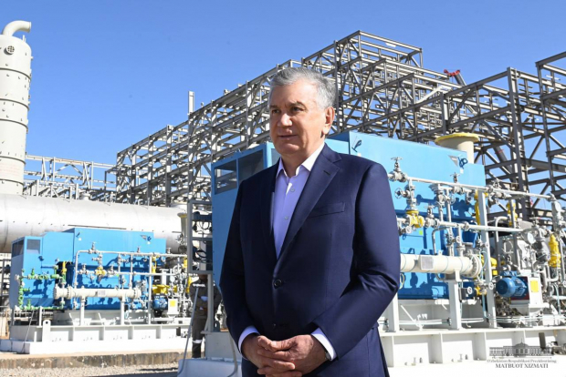 Шавкат Мирзиёев ознакомился с ходом строительства газохимического комплекса «25 лет Независимости»