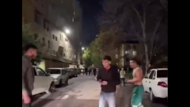 В Ташкенте толпа людей напала на девушку, которая снимала на видео драку — видео