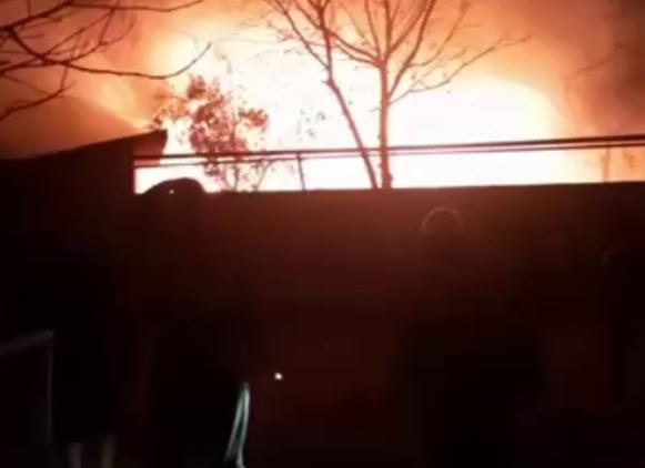 В Махаллинском центре Самарканда произошел крупный пожар — видео