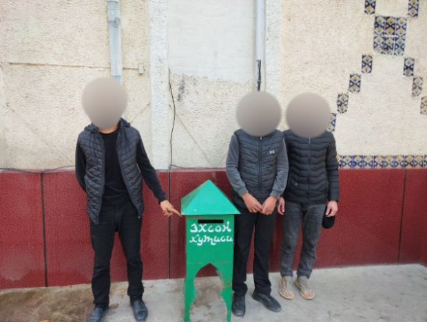 В Ферганской области трое мужчин украли ящик для пожертвований мечети, с 80 тыс. сум внутри - видео