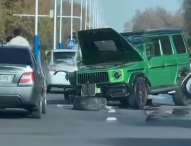 В Ташкенте водитель нового «Гелендвагена» разбил его, врезавшись в столб — видео