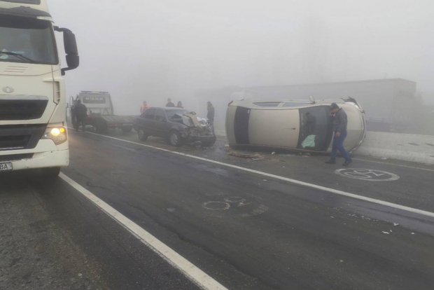 В Фергане из-за густого тумана произошло массовое ДТП, есть пострадавший — видео