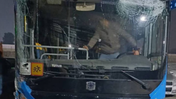 В Андижане пьяный водитель автобуса уснул за рулем и врезался в магазин — видео