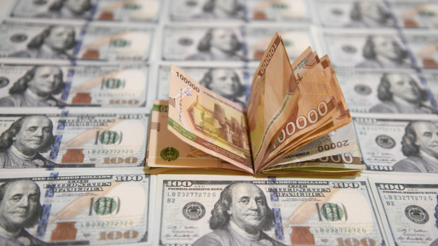 В Узбекистане продолжает расти курс доллара