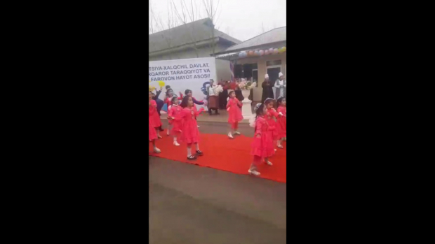 В Андижанской области детей заставили выступать в холоде — видео