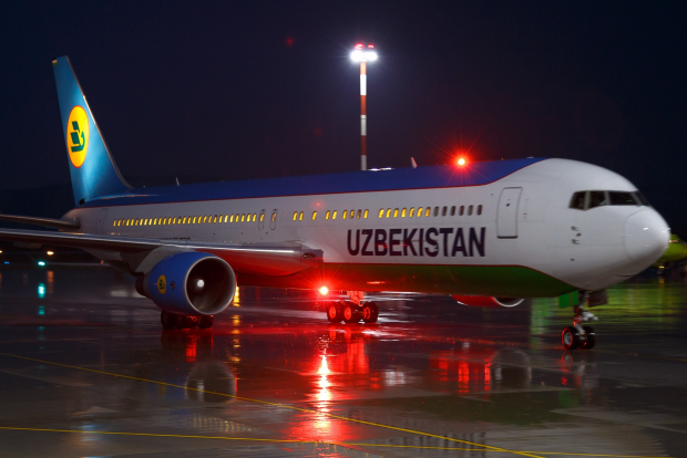 Самолет «Нью-Йорк — Ташкент» вынужденно приземлился в Санкт-Петербурге из-за буйного пассажира