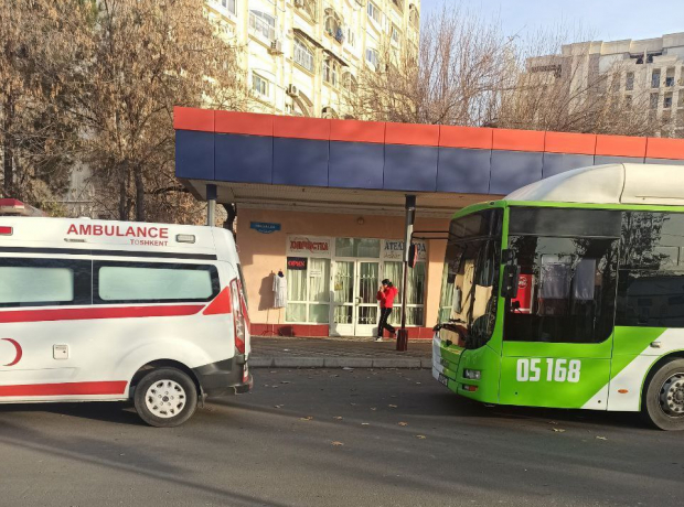 В Ташкенте пассажирка автобуса пострадала из-за движения автобуса с открытыми дверьми