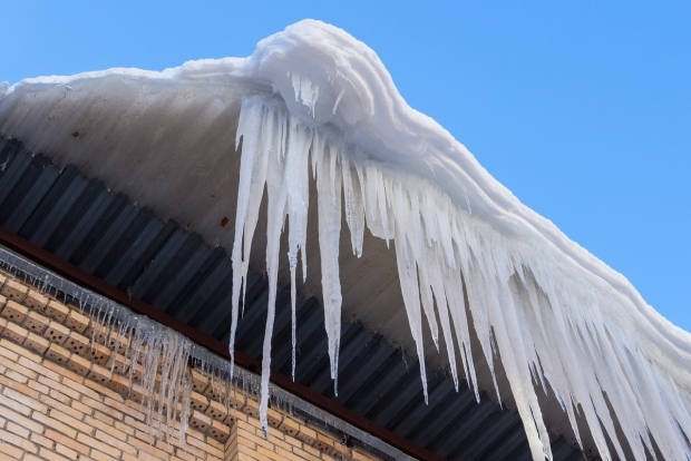 В МЧС Узбекистана предупредили узбекистанцев об опасности сосулек и льда на крышах