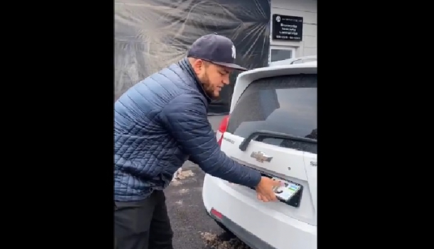 Автоблогер из Ташкента рекламирует устройство, которое поможет уйти от ответственности за нарушения ПДД