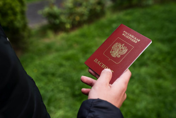 В России двух мигрантов лишили гражданства за отказ пойти в армию