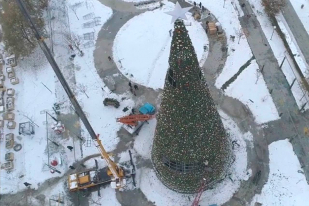 В Ташкенте установили 35-метровую главную новогоднюю елку — видео