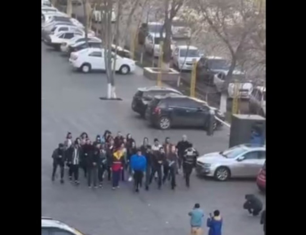 В Ташкенте молодежь попыталась повторить сцену из сериала «Слово пацана. Кровь на асфальте» — видео