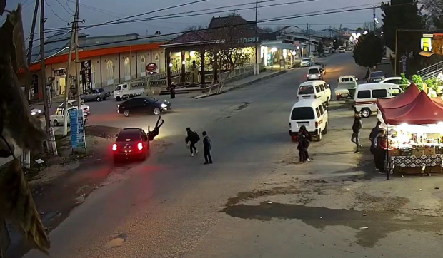 В Самарканде водитель Gentra сбил школьника и скрылся с места происшествия — видео