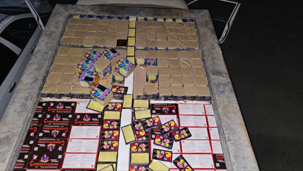 В Фергане обнаружили грузовик с тайником на крыше, в котором пытались осуществить контрабанду пиротехники