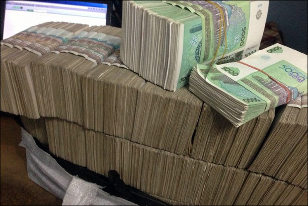 В Самарканде сотрудник банка присвоил 631 млн сум и проиграл деньги в азартных играх