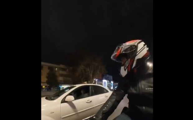 В Ташкенте мотоциклист превысил скоростной режим и обматерил водителя «Lacetti» - видео