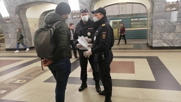 В Москве узбекистанец напал на сотрудника полиции