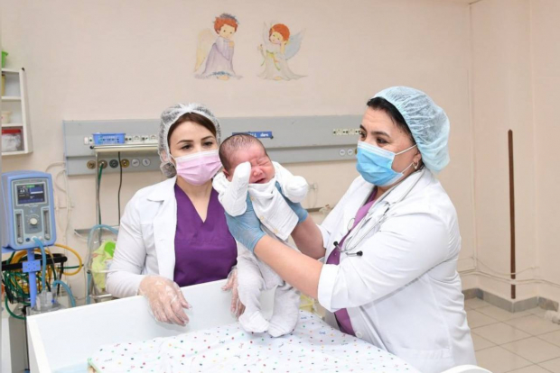 Стало известно, сколько детей родились в Узбекистане в первый день 2024 года