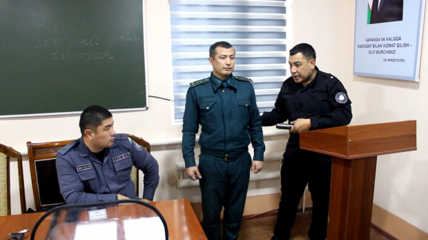 В Сырдарьинской области провели тренинг для сотрудников ОВД по правилам применения электрошокера и дубинки
