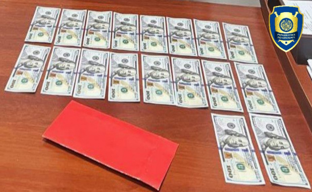 В Андижане пресекли продажу фальшивых долларов США