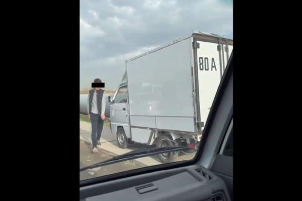 В Бухаре водитель мини-грузовика двигался по пешеходной дорожке - видео