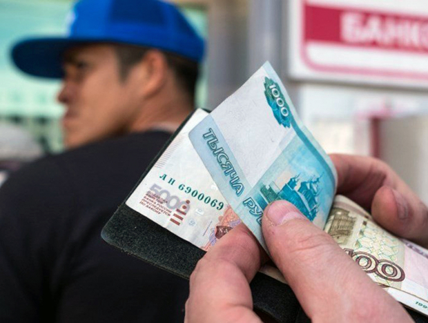 В Узбекистане денежные переводы из России сократились почти вдвое в 2023 году