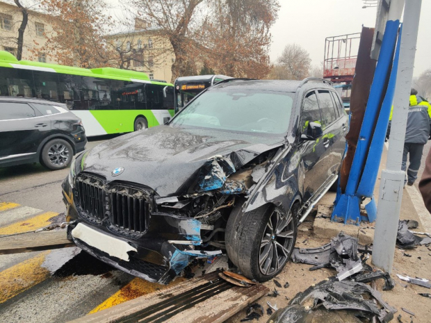 В Ташкенте автомобиль BMW перевернулся на крышу в результате ДТП