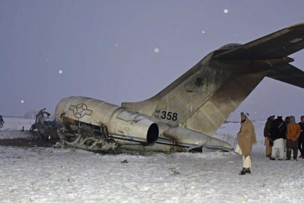 Из самолёта потерпевшего крушение в Афганистане похитили более $1 млн