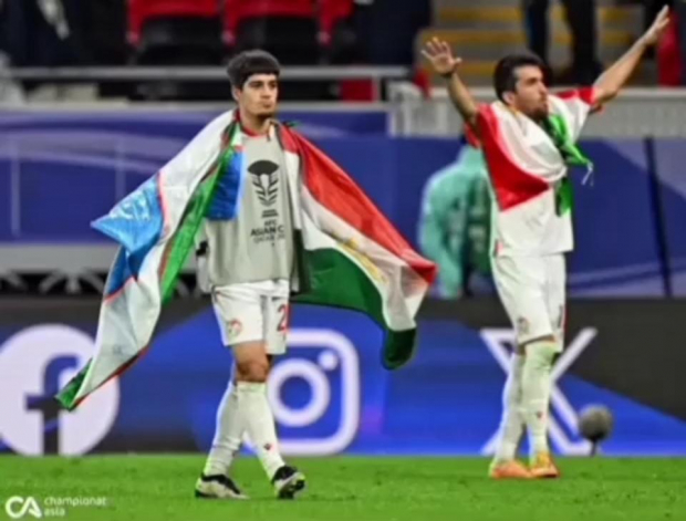 Почему таджикские футболисты отпраздновали победу в плей-офф Кубка Азии с узбекским флагом?