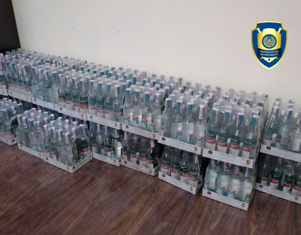 В Хорезме и Каракалпакстане выявили магазины, в которых торговали контрафактным алкоголем и контрабандными сигаретами