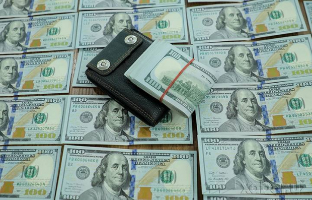 Курс доллара в Узбекистане приближается к отметке в 12 500 сумов