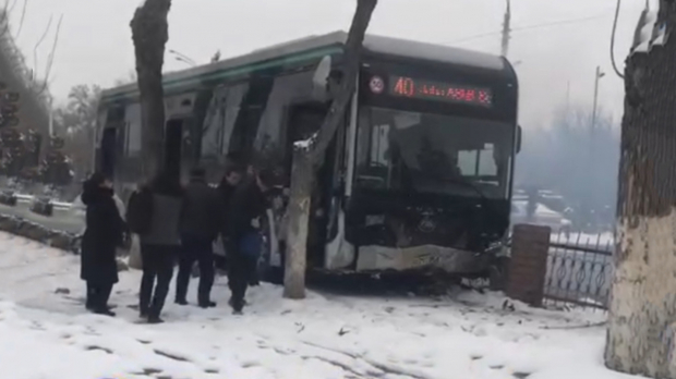 В Ташкенте пассажирский электробус попал в ДТП