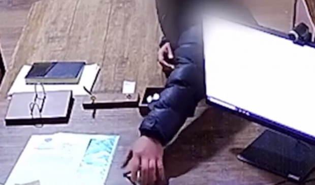 В Намангане вымогатель через своего знакомого передал взятку сотруднику ОВД - видео