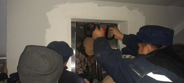 В Андижанской области сотрудники МЧС спасли мать и её троих детей, которые застряли в лифте