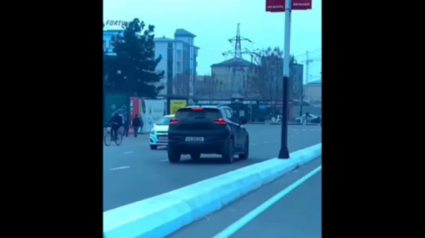 В Андижане 19-летний гражданин устроил беспредел на дороге за рулём автомобиля «Tracker» - видео