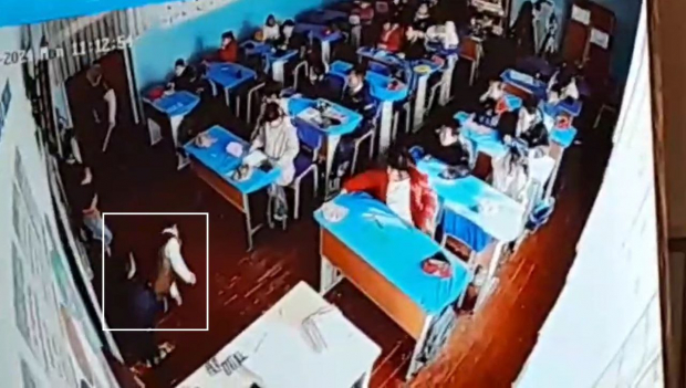В Джизакской области первоклассник упал в обморок после удара указкой со стороны учительницы — видео