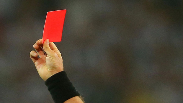 Узбекский футболист получил наиглупейшую красную карточку — видео