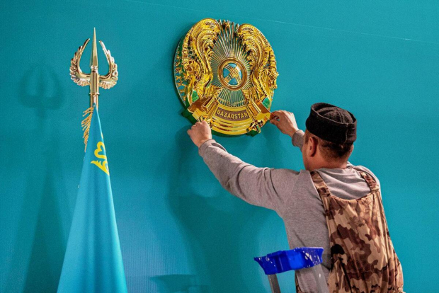 Казахстан собирается изменить герб страны из-за наследия СССР