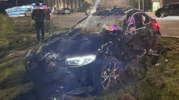 В Ташкенте BMW врезался в бетонный барьер, есть пострадавшие — видео