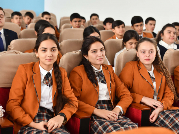 В Таджикистане запретили приезжать в школу на автомобилях
