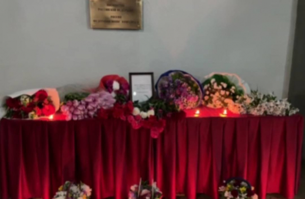 В Ташкенте несут цветы к Посольству России в Узбекистане — видео