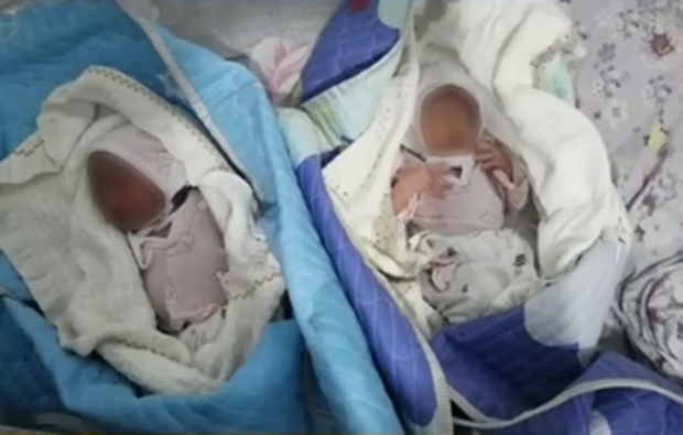 В Самарканде женщина бросила новорожденных девочек-близнецов, оставив их в подъезде — видео