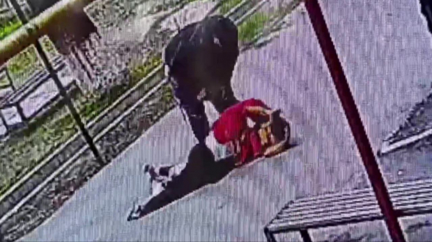 В Ташкенте мужчина принудил своего 10-летнего сына избить соседского мальчика — видео