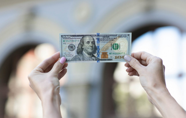 Курс доллара в Узбекистане приближается к отметке в 12 600 сумов